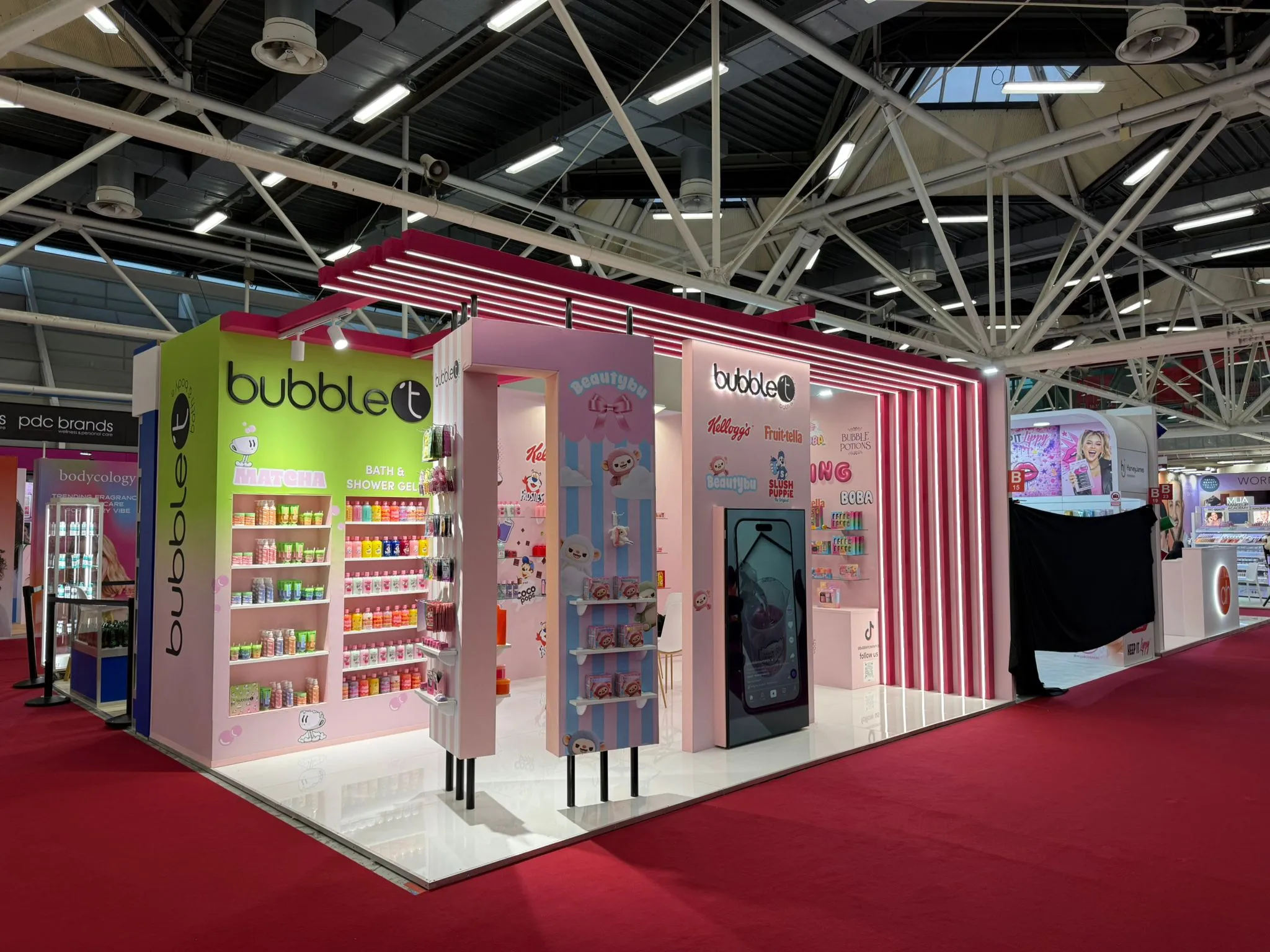 Stand fieristico per bubble t, brand di cosmesi e cura del corpo, con espositori a parete e area prodotto